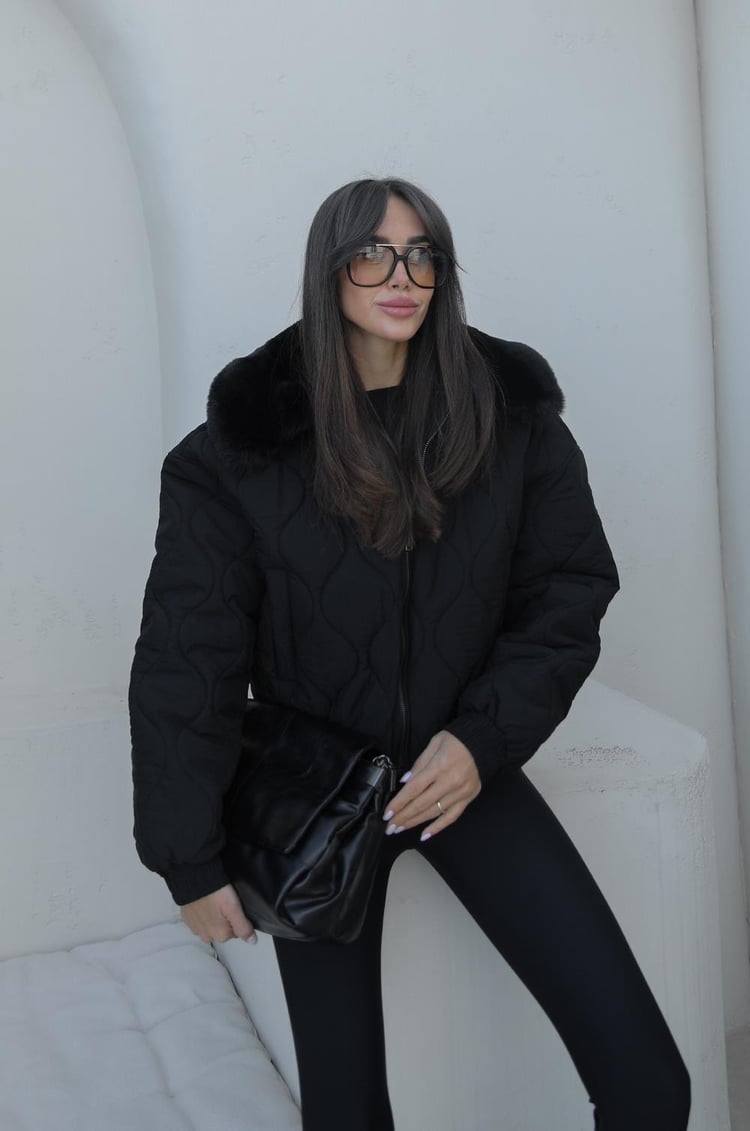 Siyah Posey Kürk Detaylı Kapitone Mont