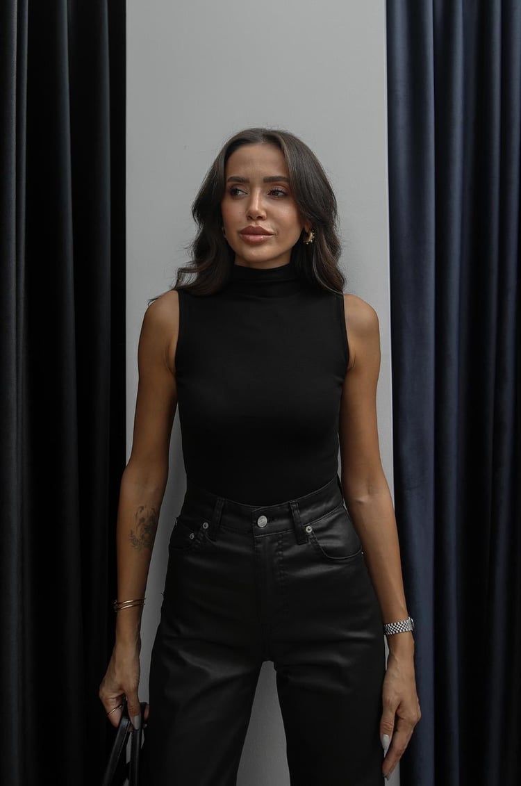 Siyah Sıfır Kol Yüksek Yaka Fit Bluz