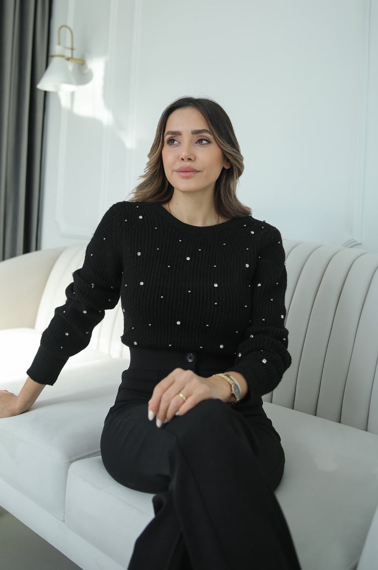 Siyah Sırt Dekolteli İncili Kazak