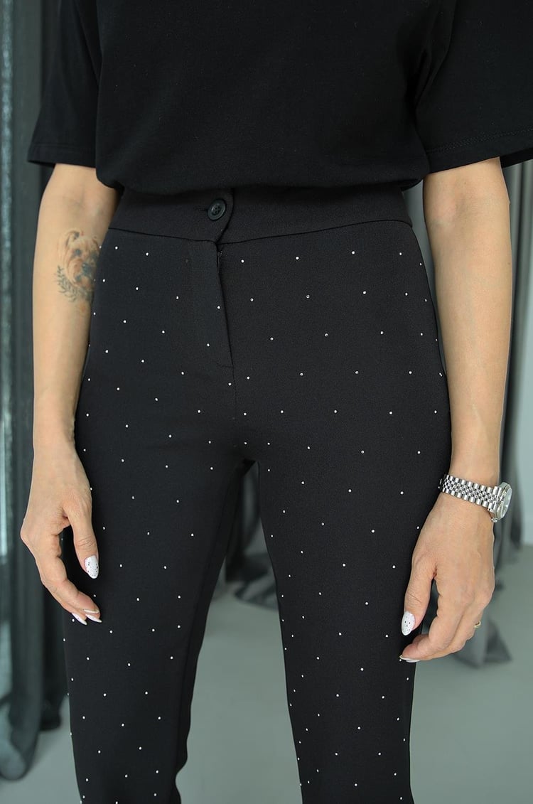 Siyah Taş İşlemeli Paçası Yırtmaçlı Pantolon