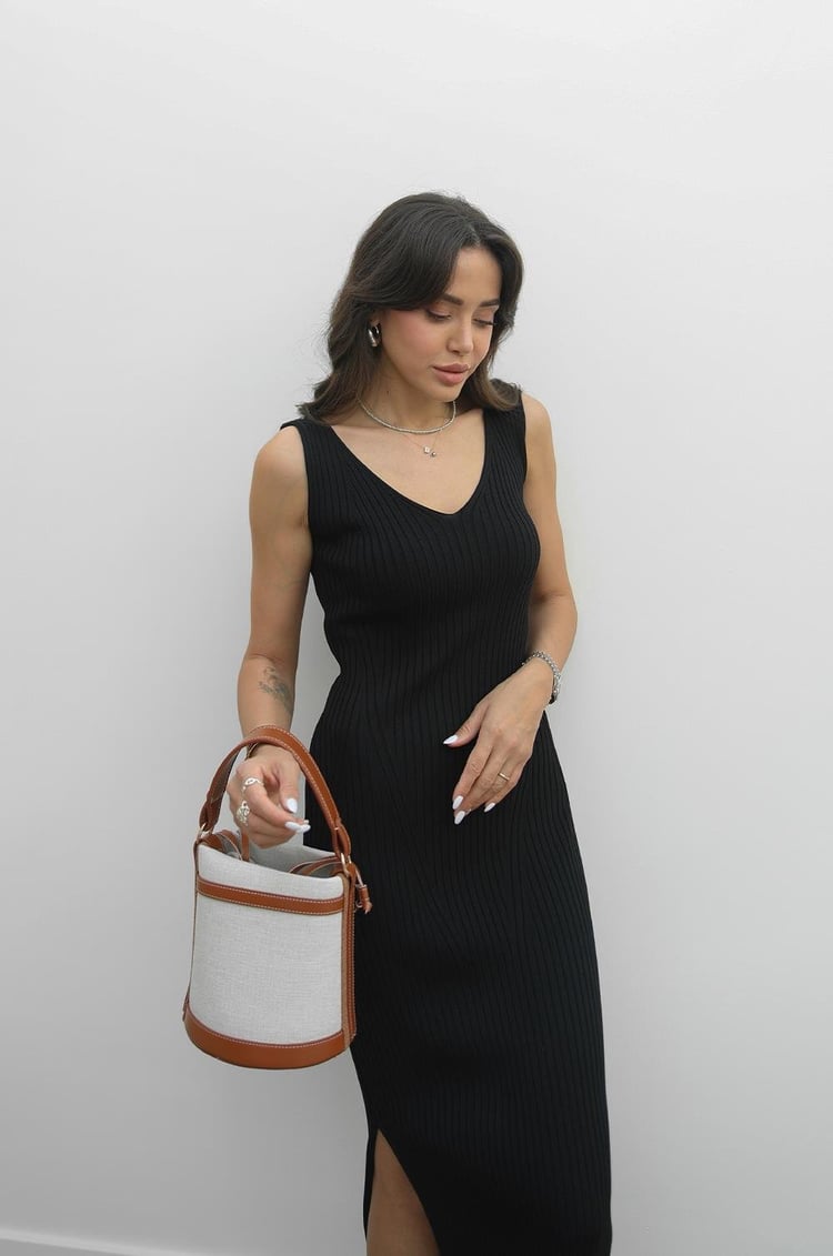 Siyah V Yaka Triko Elbise