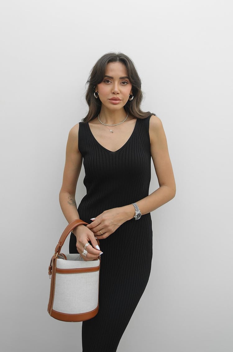 Siyah V Yaka Triko Elbise