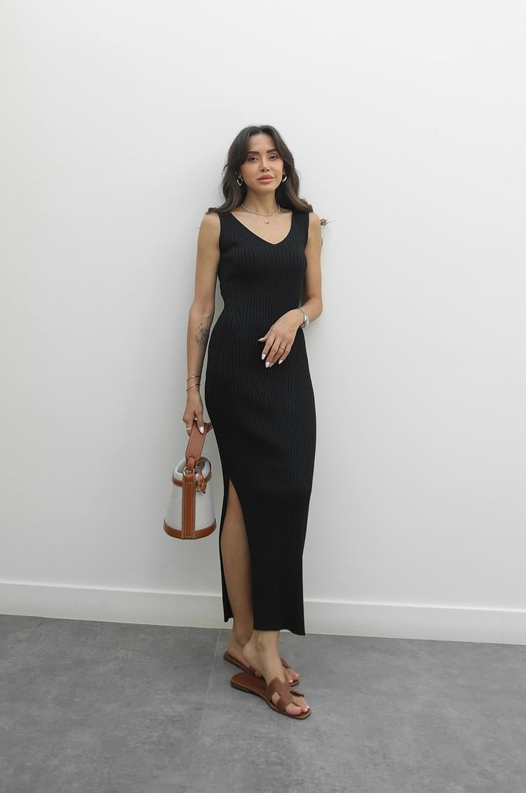 Siyah V Yaka Triko Elbise