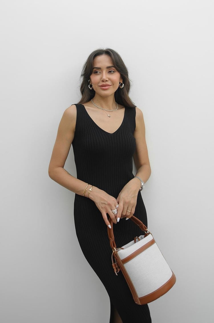 Siyah V Yaka Triko Elbise