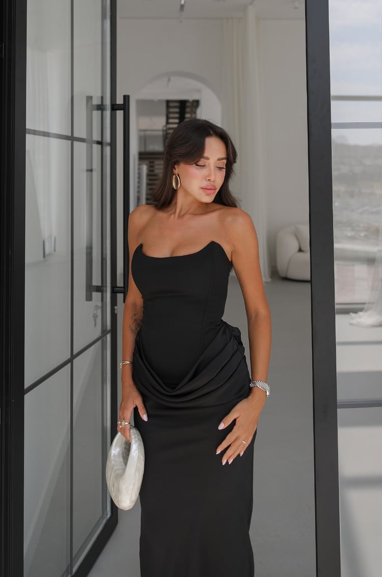 Siyah Drape Detaylı Straplez Elbise