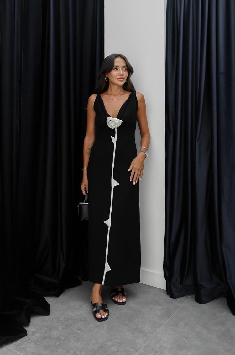 Siyah Yakası Gül Detaylı Elbise