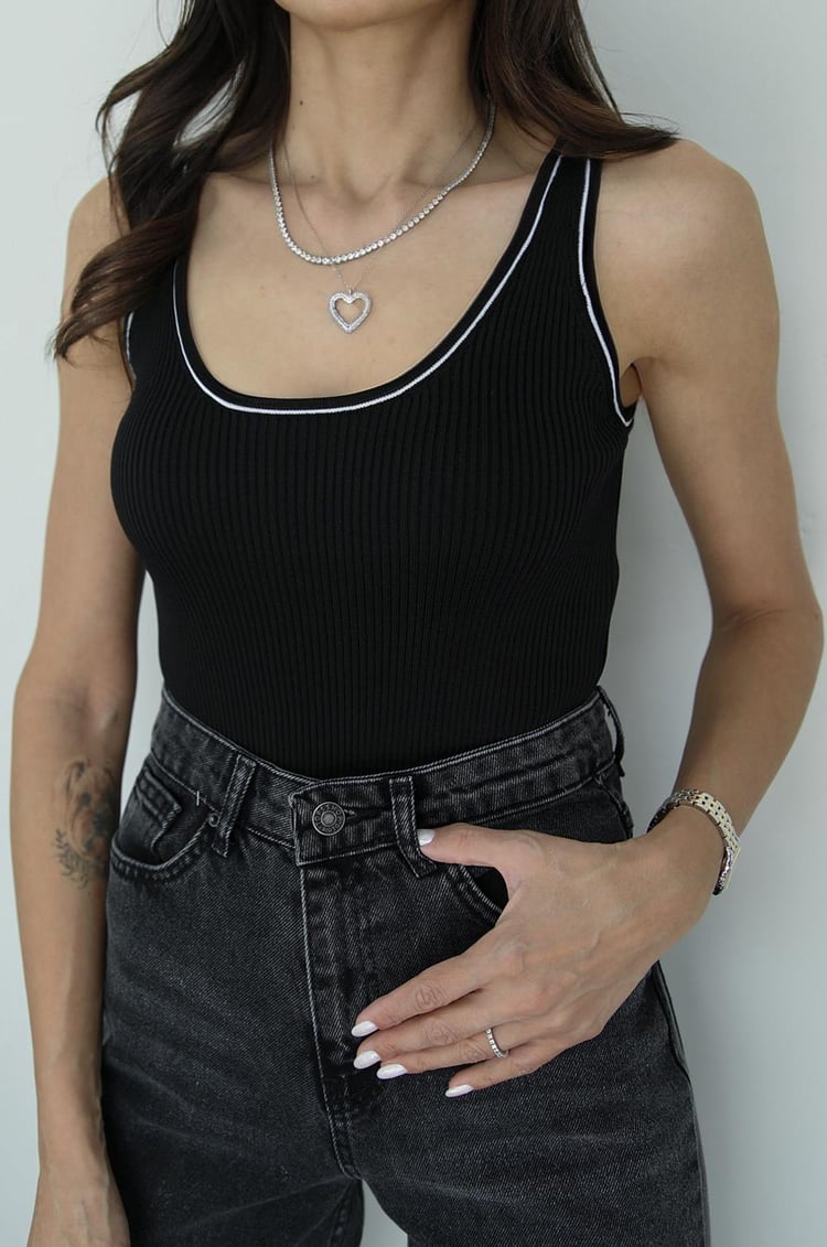 Siyah Yakası Şeritli Atlet