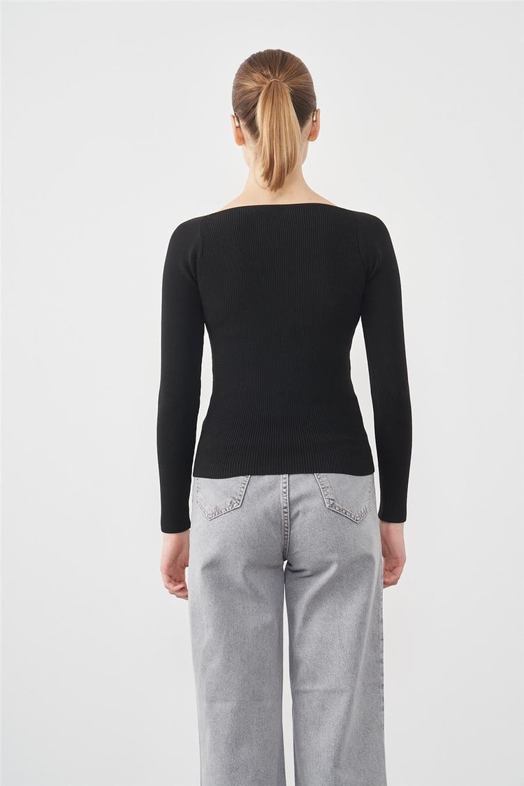 Qustyle 5686 Sandık Yaka Kadın Siyah Body