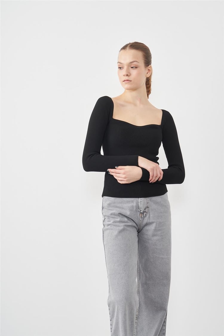Qustyle 5686 Sandık Yaka Kadın Siyah Body