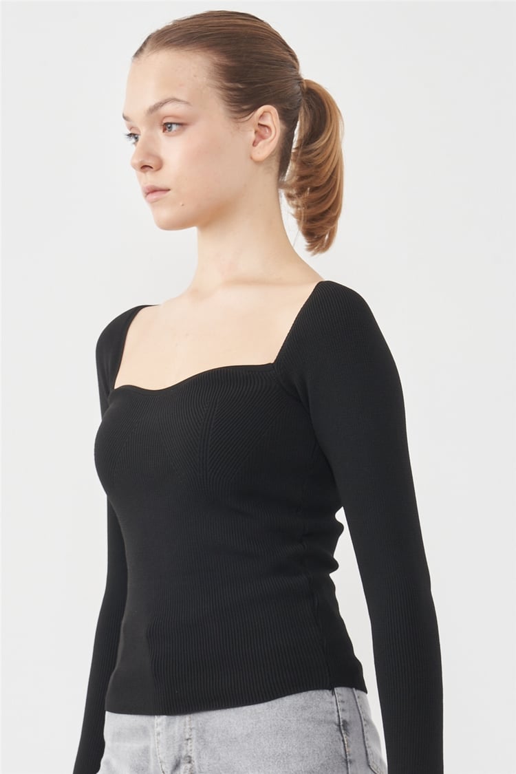 Qustyle 5686 Sandık Yaka Kadın Siyah Body