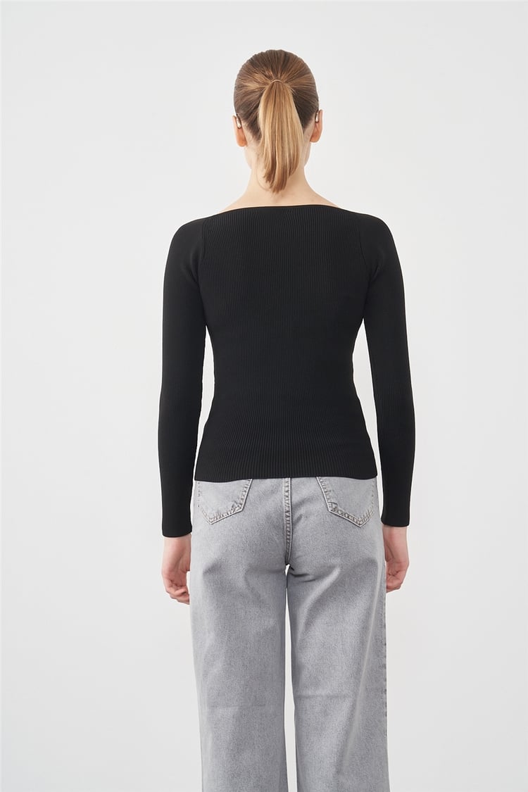 Qustyle 5686 Sandık Yaka Kadın Siyah Body