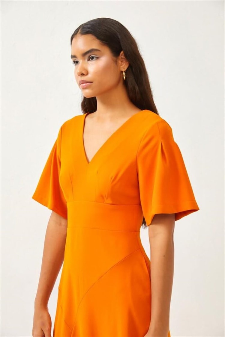 Oranj V Yaka Yırtmaçlı Midi ElbiseST060S40139501