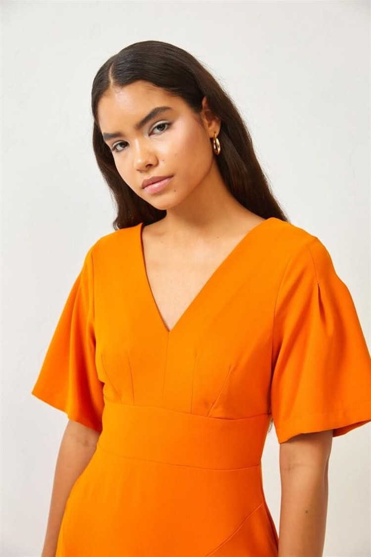 Oranj V Yaka Yırtmaçlı Midi ElbiseST060S40139501