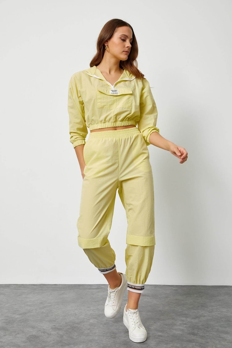 Sarı Paçası Şerit Detaylı Jogger PantolonST050S20402001