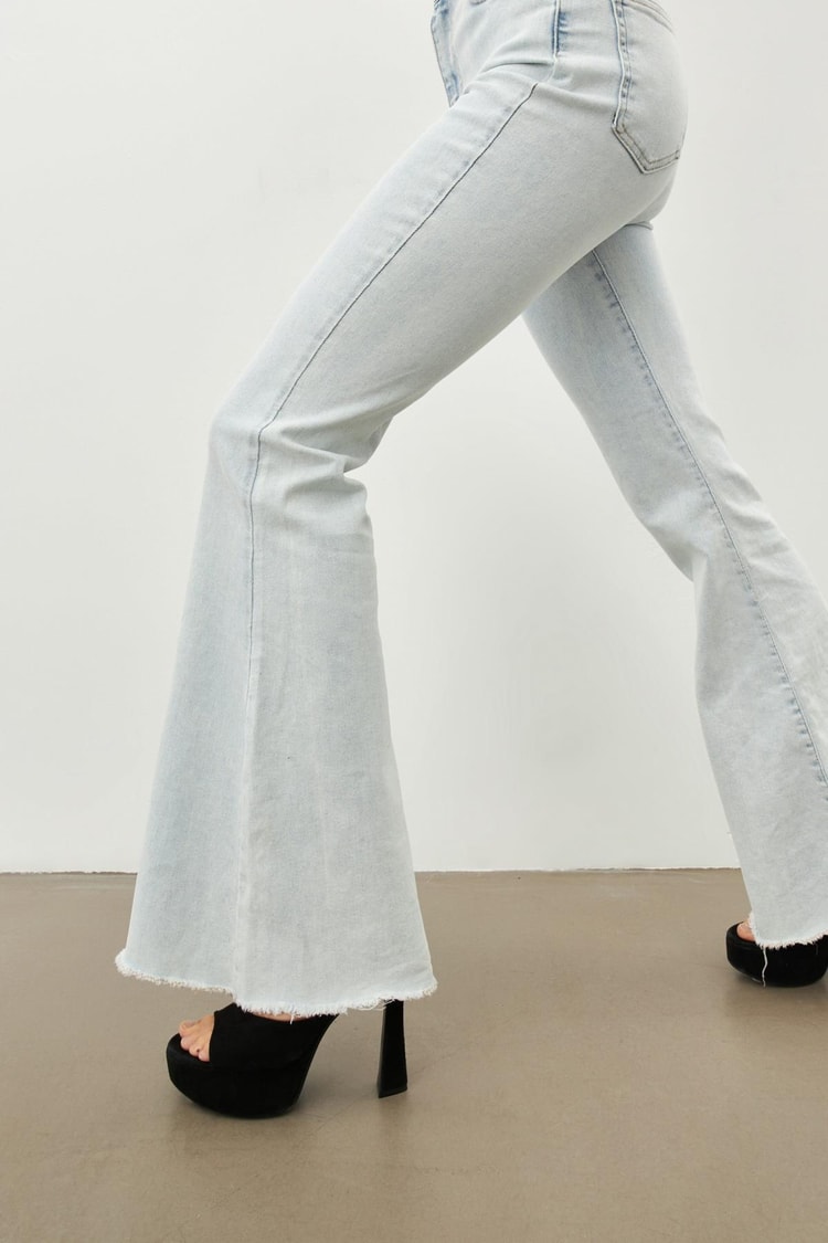 Açık Mavi Bol Paça Kot Pantolon Kadın Jean modelleri