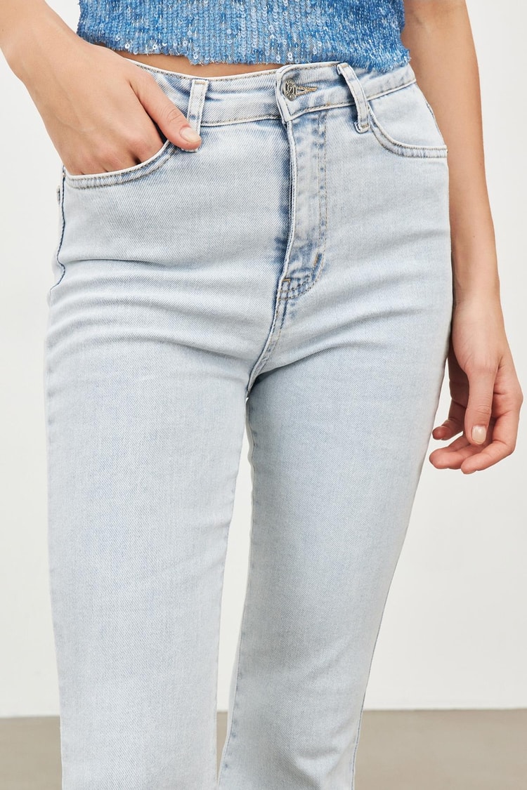 Açık Mavi Bol Paça Kot Pantolon Kadın Jean modelleri
