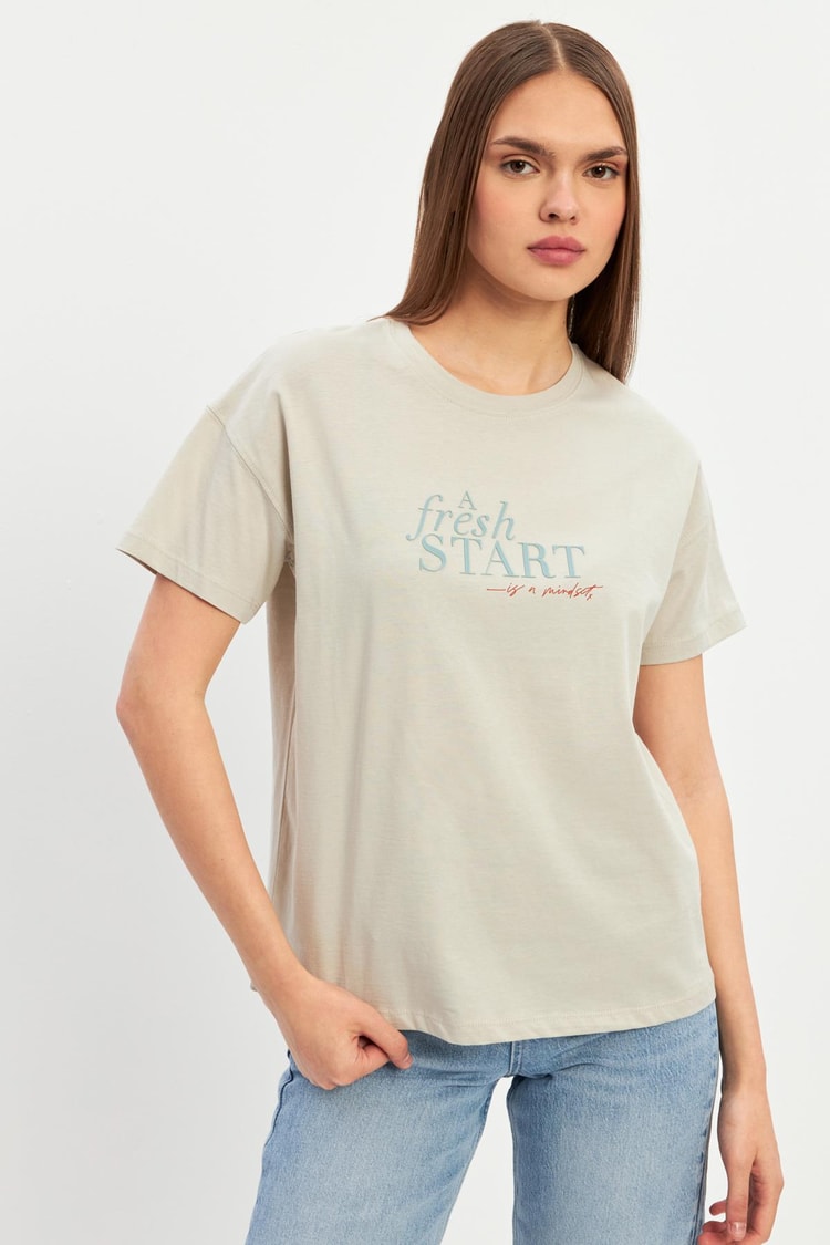 Bej Baskı Detaylı Kısa Kollu T-Shirt Kadın T-Shirt modelleri