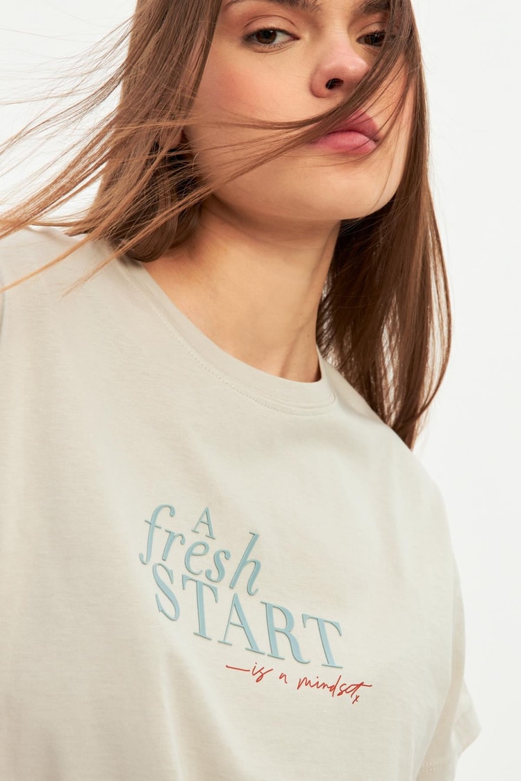 Bej Baskı Detaylı Kısa Kollu T-Shirt Kadın T-Shirt modelleri