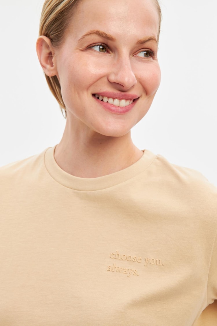 Bej Bisiklet Yaka Mini Baskı Detaylı Basic T-Shirt Kadın Kategorisiz modelleri