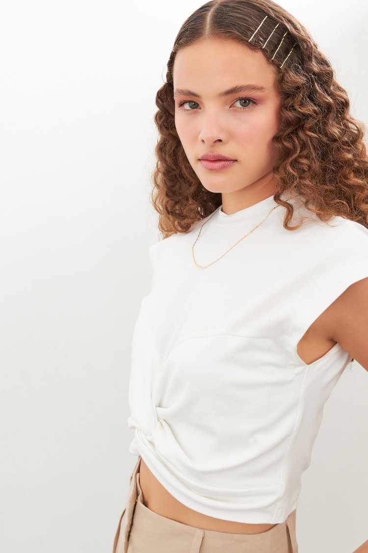 Beyaz Düğüm Detaylı Crop T-Shirt Kadın T-Shirt modelleri