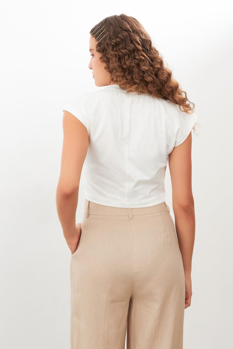 Beyaz Düğüm Detaylı Crop T-Shirt Kadın T-Shirt modelleri