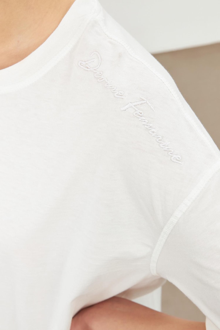 Beyaz Nakış Detaylı T-Shirt Kadın T-Shirt modelleri