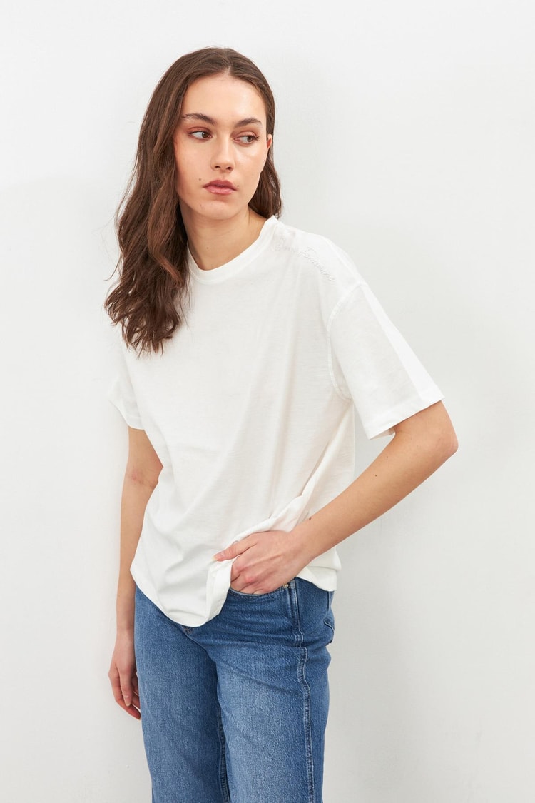 Beyaz Nakış Detaylı T-Shirt Kadın T-Shirt modelleri