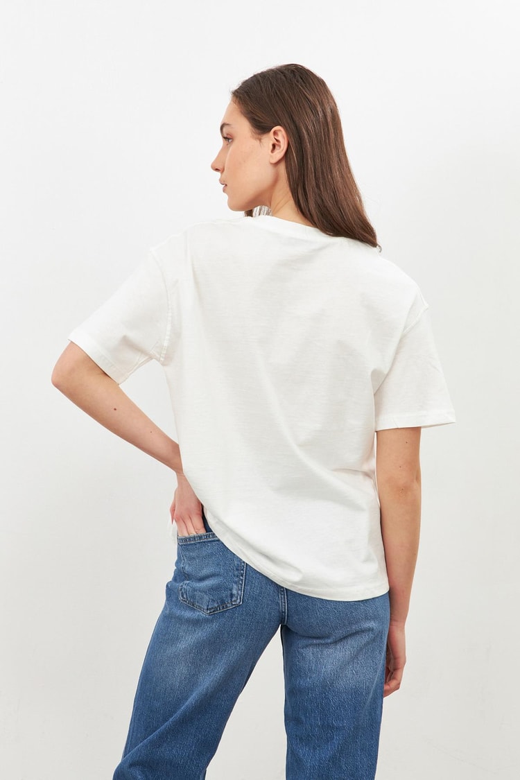 Beyaz Nakış Detaylı T-Shirt Kadın T-Shirt modelleri