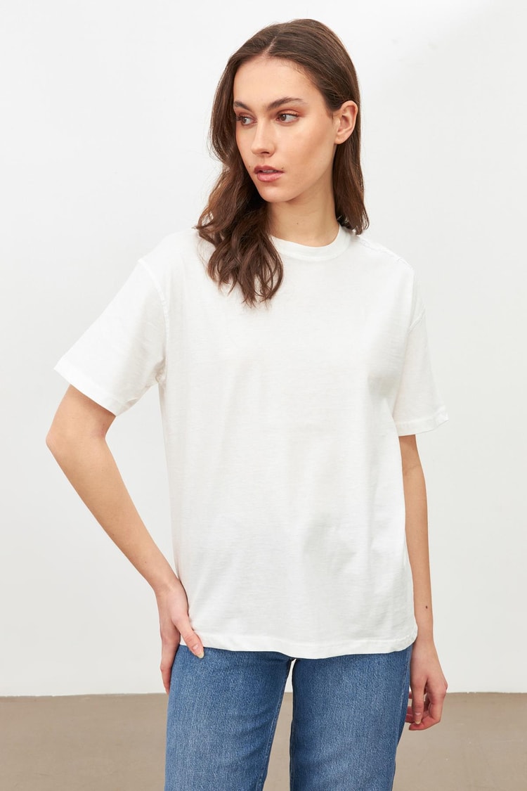Beyaz Nakış Detaylı T-Shirt Kadın T-Shirt modelleri