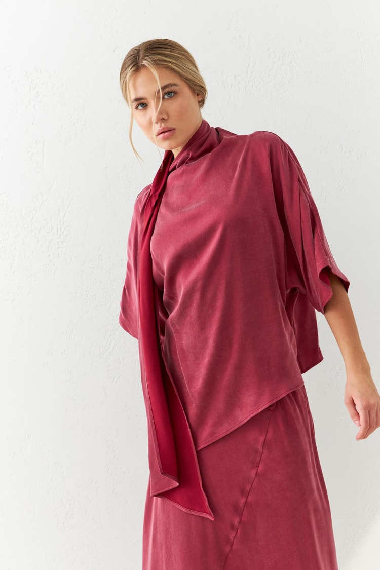 Bordo Asimetrik Şal Detaylı Yarım Kollu Rahat Kesim Bluz Kadın Kategorisiz modelleri