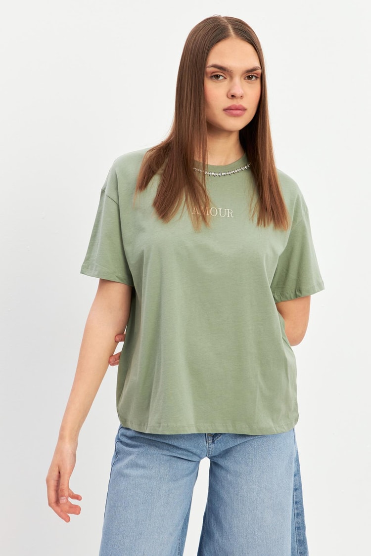 Çağla Bisiklet Yaka Taş Detayllı Mini Baskılı T-Shirt Kadın T-Shirt modelleri