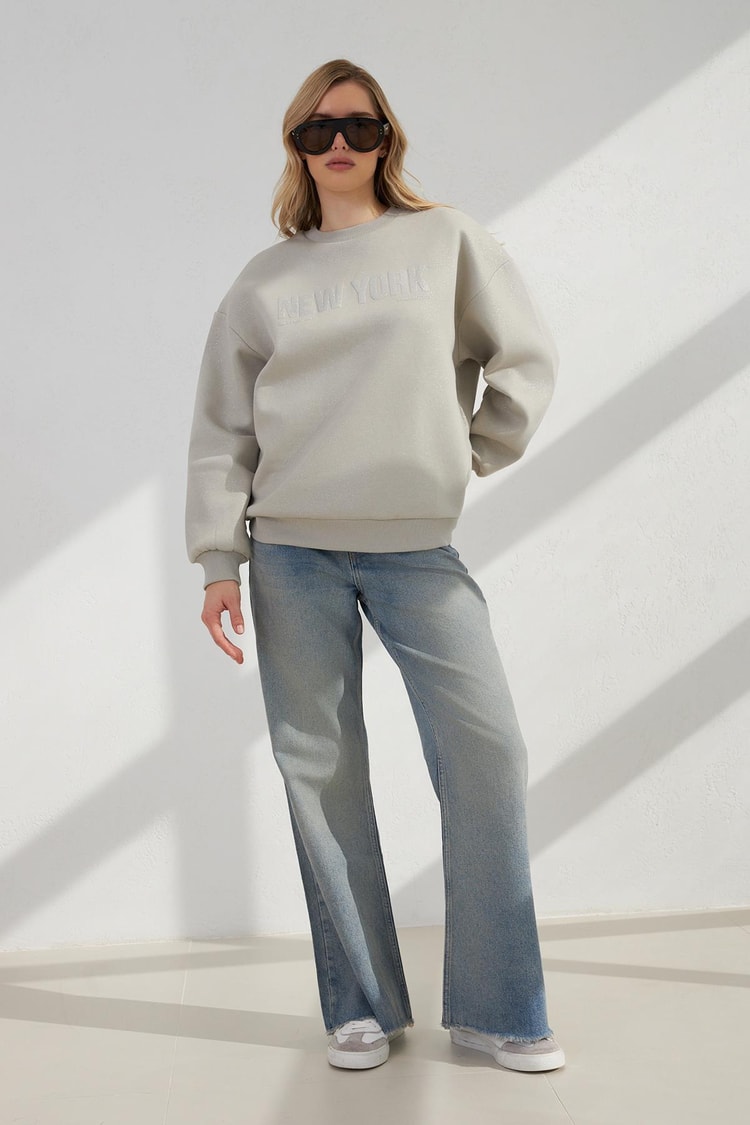 Çağla Sim Ve Baskı Detaylı Bisiklet Yaka Uzun Kollu Sweatshirt Kadın Kategorisiz modelleri