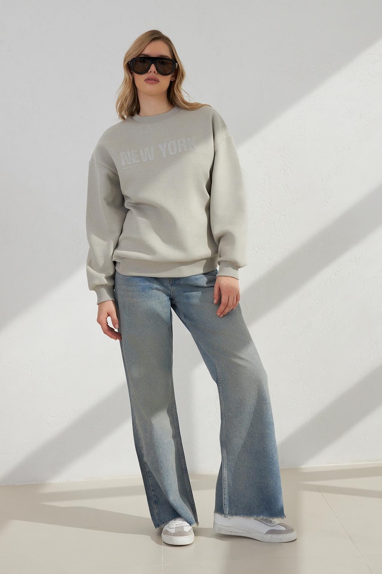 Çağla Sim Ve Baskı Detaylı Bisiklet Yaka Uzun Kollu Sweatshirt Kadın Kategorisiz modelleri