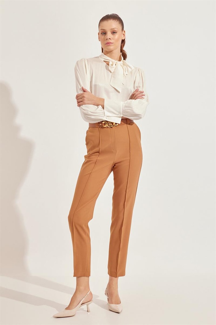 Camel Tam Bel  Hazır Kemer Detaylı Cepli  Bedene Oturan Fit Pantolon Kadın Pantolon modelleri