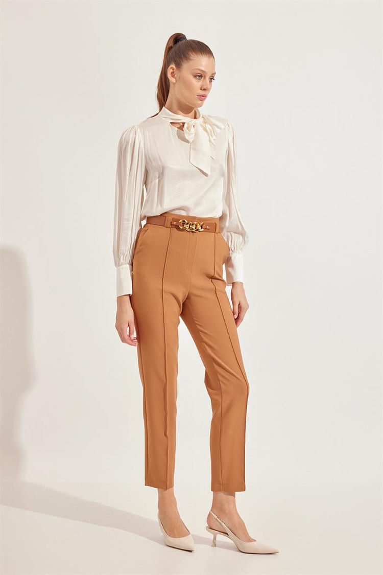Camel Tam Bel  Hazır Kemer Detaylı Cepli  Bedene Oturan Fit Pantolon Kadın Pantolon modelleri