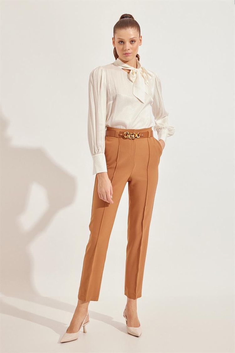 Camel Tam Bel  Hazır Kemer Detaylı Cepli  Bedene Oturan Fit Pantolon Kadın Pantolon modelleri