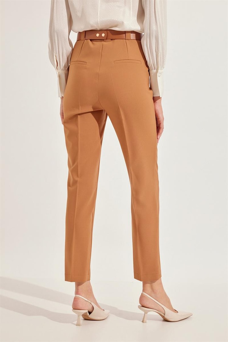 Camel Tam Bel  Hazır Kemer Detaylı Cepli  Bedene Oturan Fit Pantolon Kadın Pantolon modelleri