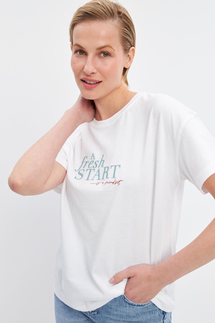 Ekru Baskı Detaylı Kısa Kollu T-Shirt Kadın Kategorisiz modelleri