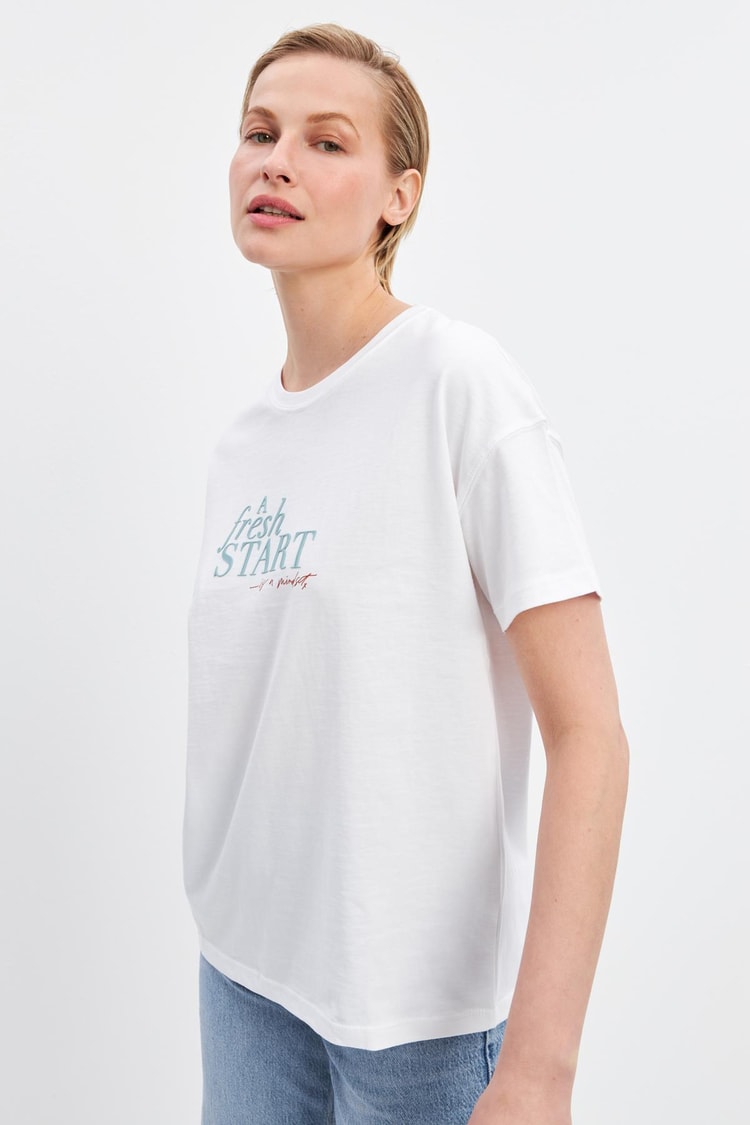 Ekru Baskı Detaylı Kısa Kollu T-Shirt Kadın Kategorisiz modelleri