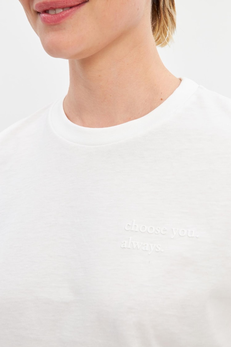 Ekru Bisiklet Yaka Mini Baskı Detaylı Basic T-Shirt Kadın Kategorisiz modelleri