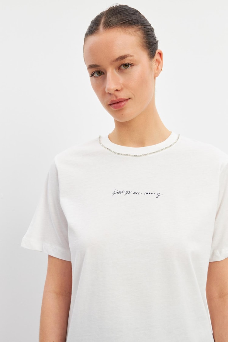 Ekru Bisiklet Yaka Taş Detaylı Baskılı Basic T-Shirt Kadın T-Shirt modelleri