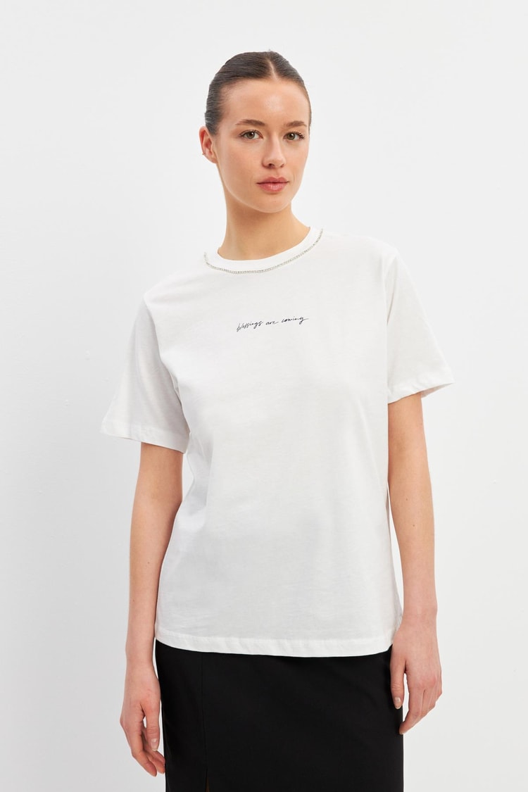 Ekru Bisiklet Yaka Taş Detaylı Baskılı Basic T-Shirt Kadın T-Shirt modelleri