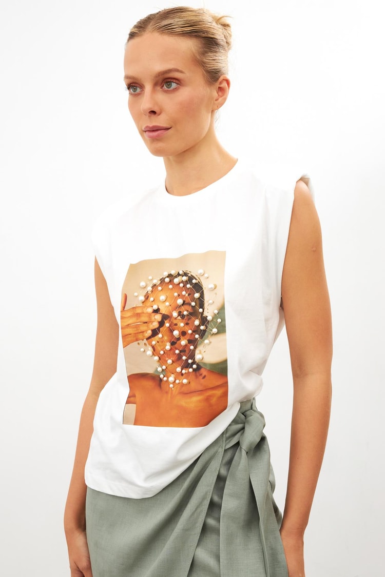 Ekru İnci Detaylı Baskılı Vatkalı 0 Kollu T-Shirt Kadın T-Shirt modelleri