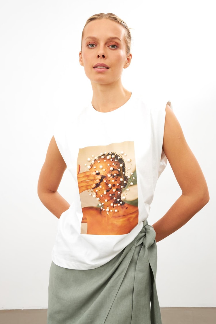 Ekru İnci Detaylı Baskılı Vatkalı 0 Kollu T-Shirt Kadın T-Shirt modelleri