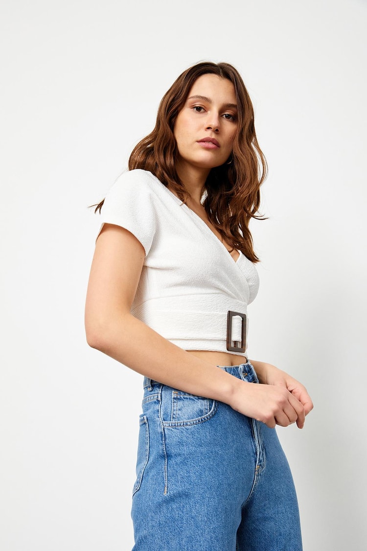 Ekru Kuşaklı Kemik Kemer Tokalı Kısa Kol Crop Bluz Kadın Bluz modelleri
