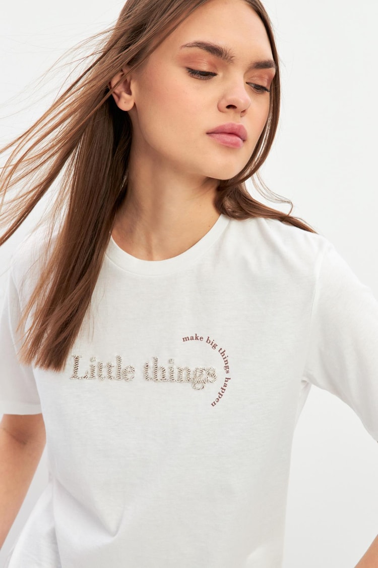 Ekru Mini Baskı Detaylı Bisiklet Yaka Kısa Kollu T-Shirt Kadın T-Shirt modelleri