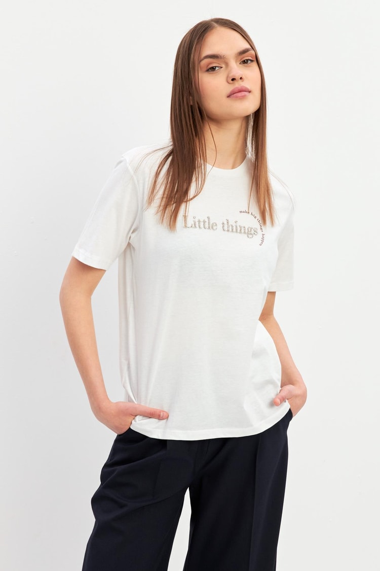Ekru Mini Baskı Detaylı Bisiklet Yaka Kısa Kollu T-Shirt Kadın T-Shirt modelleri