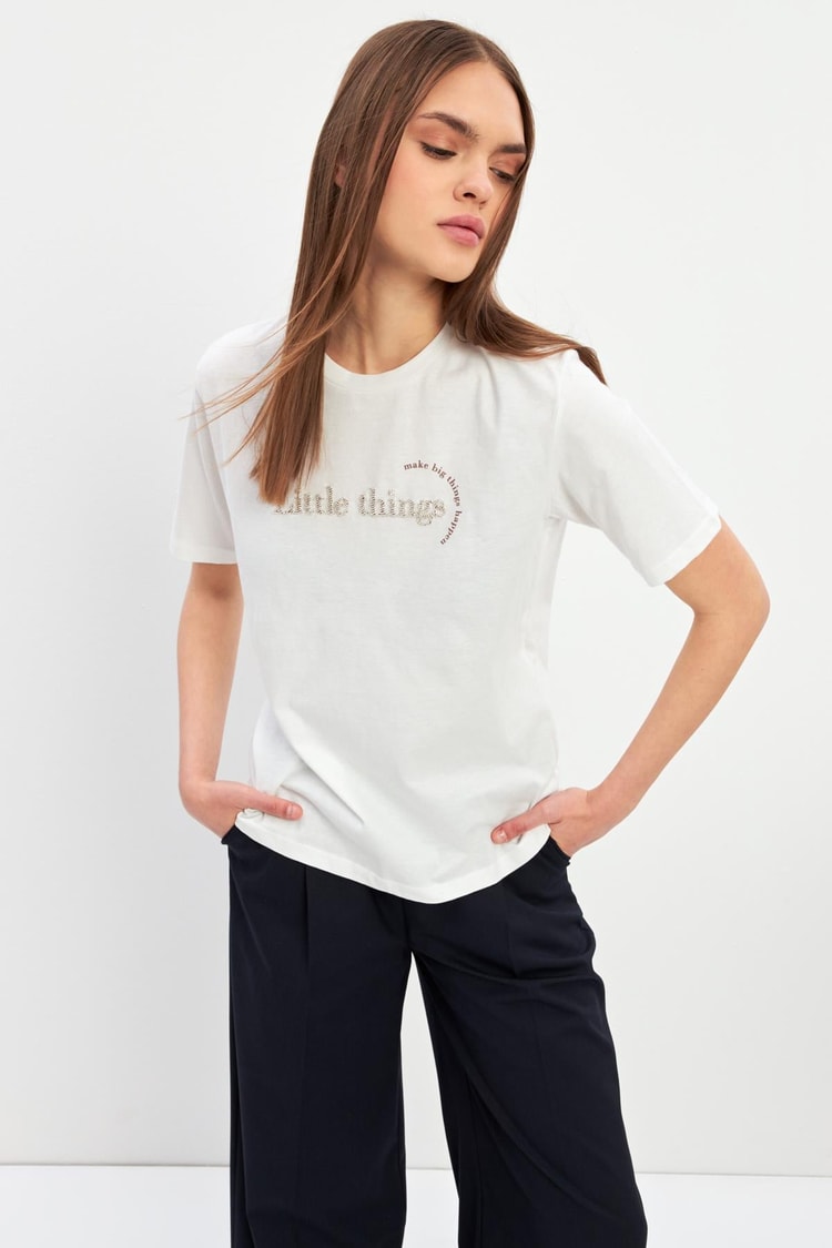 Ekru Mini Baskı Detaylı Bisiklet Yaka Kısa Kollu T-Shirt Kadın T-Shirt modelleri
