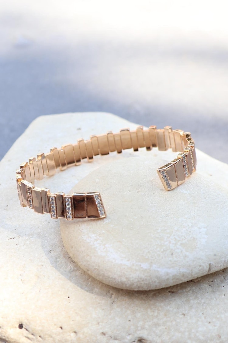 Ekru Model Asimetrik Plaka Zirkon Taş Detaylı Rose Gold Çelik Kelepçe Bileklik Kadın Kategorisiz modelleri