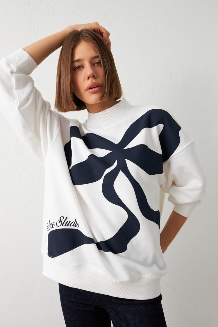 Ekru Pamuklu Fiyonk Baskı Detaylı Bisiklet Yaka Uzun Kollu Sweatshirt Kadın Kategorisiz modelleri